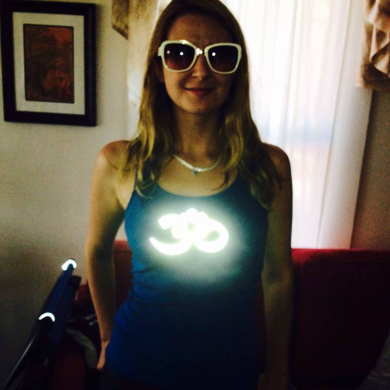 Om Symbol - Den Klang Des Universums Reflektierend Yoga Reflektierendes Design. Ein Bügelbild Zum Aufbügeln Für Kleidung Und Accessoires von BillyBeSeen