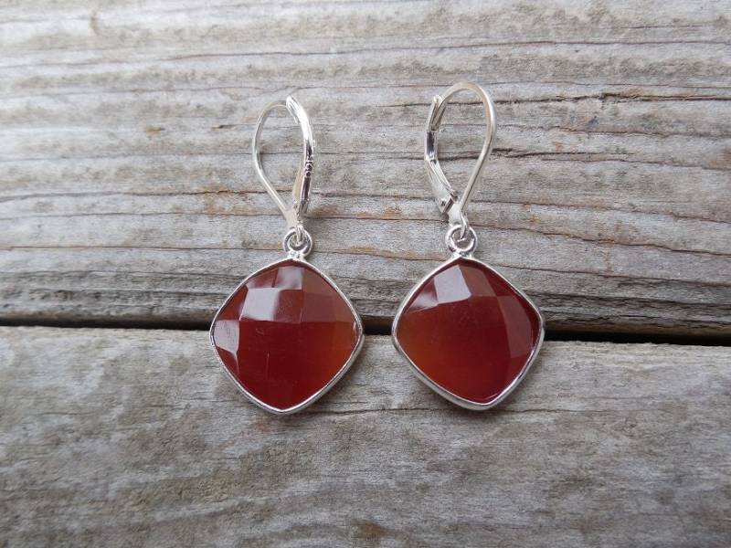 Die Cabochon-Ohrringe Mit Tief Orangefarbener Chalcedon-Fassung in Sterlingsilber Sind Größenverstellbar von Billyrebs