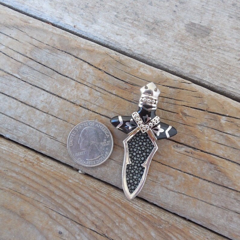 Mittelalterlicher Schwert-Anhänger Handgefertigt Aus Sterlingsilber 925 Mit Schwarzem Emaille Und Rochenleder von Billyrebs