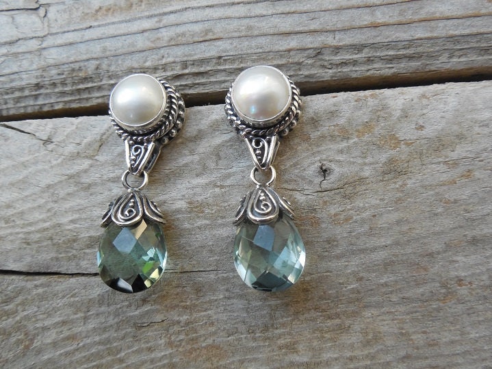 Perle Und Grüner Amethyst Ohrring Handgefertigt in Sterling Silber von Billyrebs