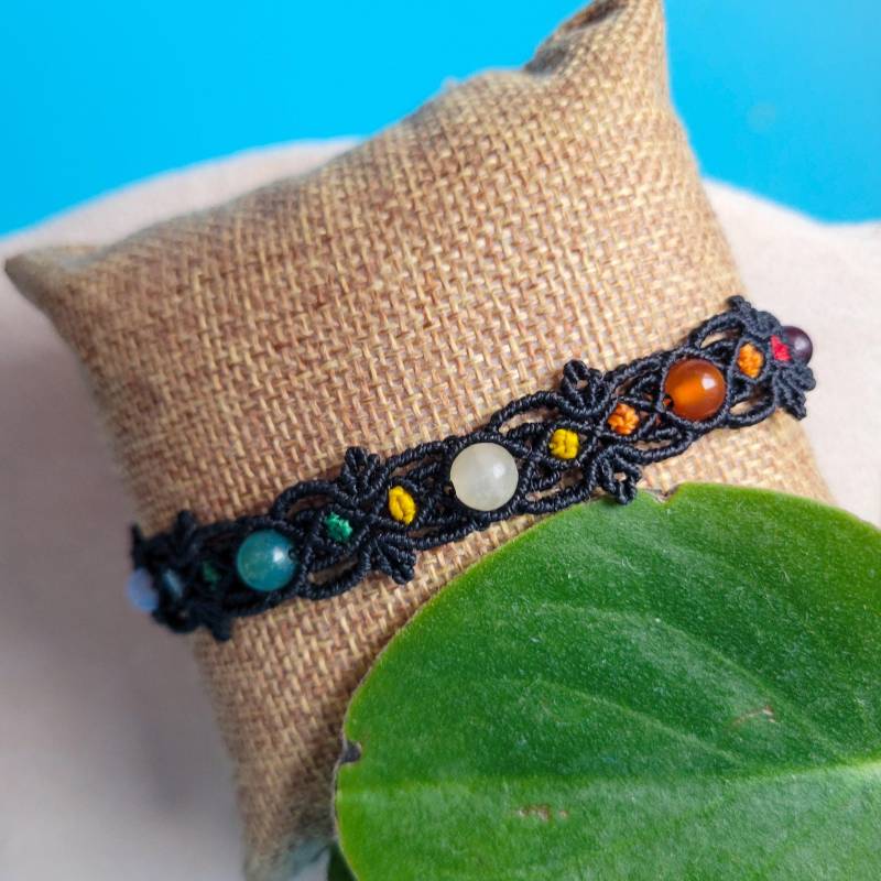 Makramee-Chakra-Armband Mit Edelstein-Perlen, Schwarz von BillysLotsofKnots