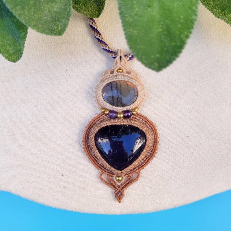 Makramee-Halskette Mit Lila Labradorit Und Amethyst von BillysLotsofKnots