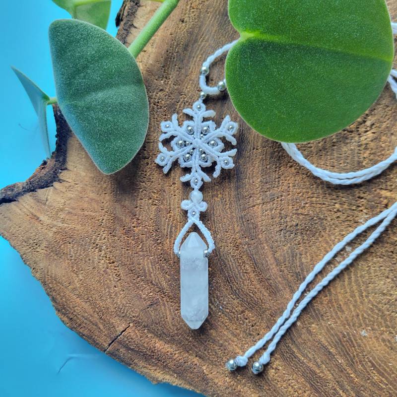 Makramee-Halskette Mit Schneeflocke Und Quarz-Spitze von BillysLotsofKnots