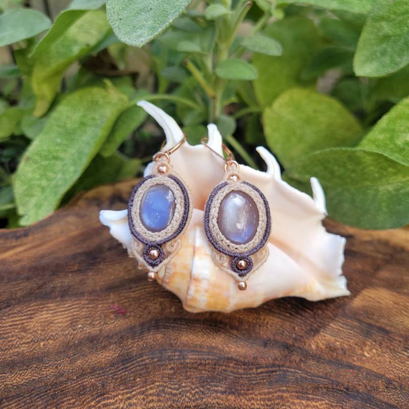 Makramee Ohrringe Mit Dunklem Mondstein Und Rosegold-Filled Perlen von BillysLotsofKnots
