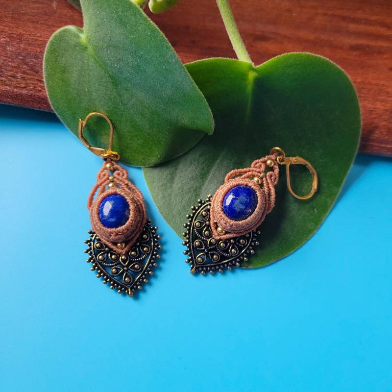 Makramee Ohrringe Mit Lapislazuli Und Messing-Ornament von BillysLotsofKnots
