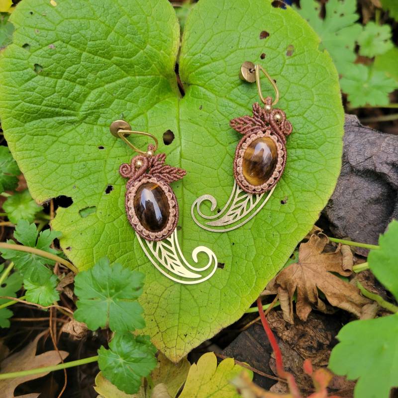 Makramee Ohrringe Mit Tigerauge Und Messing-Blatt von BillysLotsofKnots