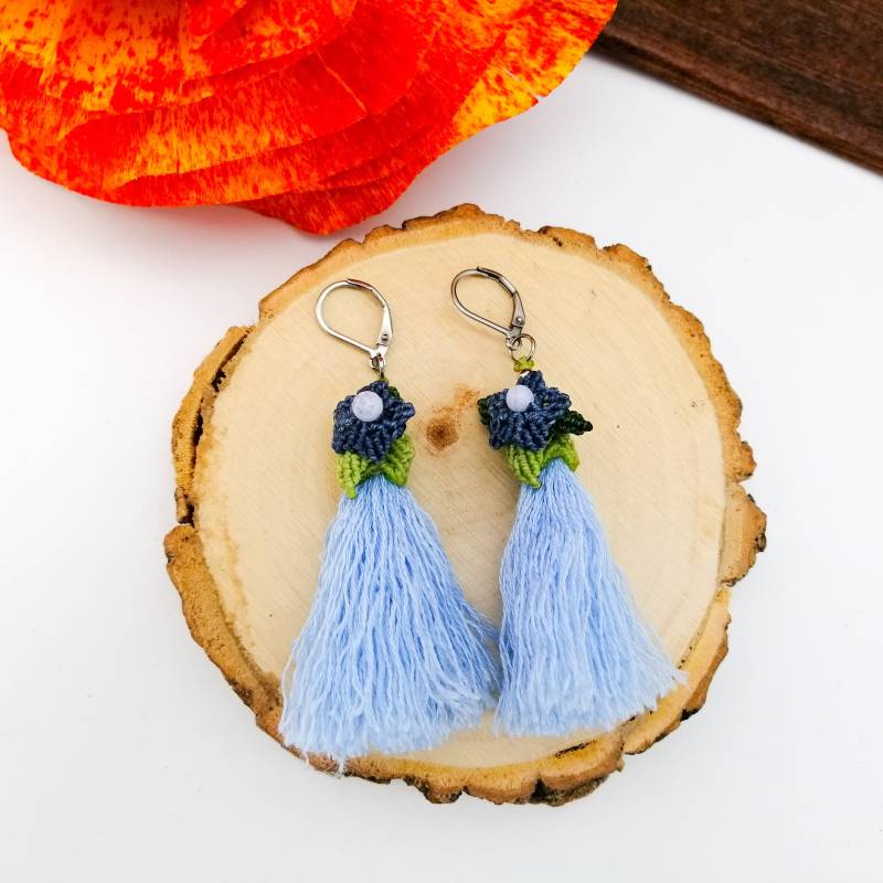 Makramee Quasten-Ohrringe Mit Chalcedon - Und Edelstahl-Perlen von BillysLotsofKnots