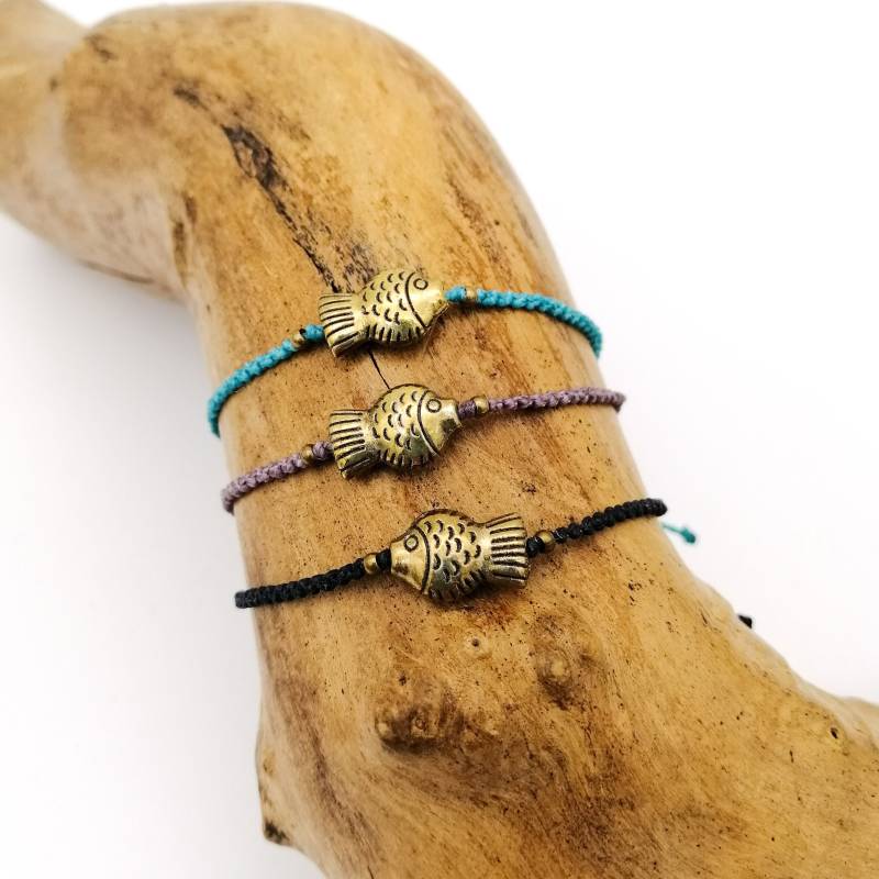 Schmales Makramee Armband Mit Messing Fisch in Deiner Wunschfarbe von BillysLotsofKnots