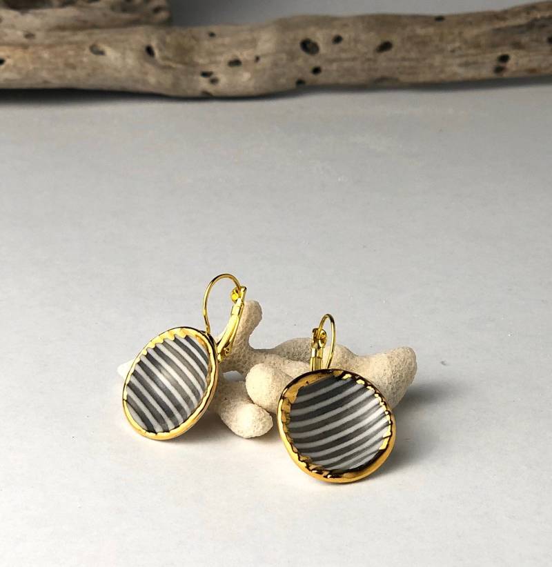 Handgefertigte Porzellanohrringe Schwarze Streifen, 22K Gold Luster Handgefertigte Porzellanohrringe Schwarze Streifen, 22K Gold Luster von BilyanaArtCeramic