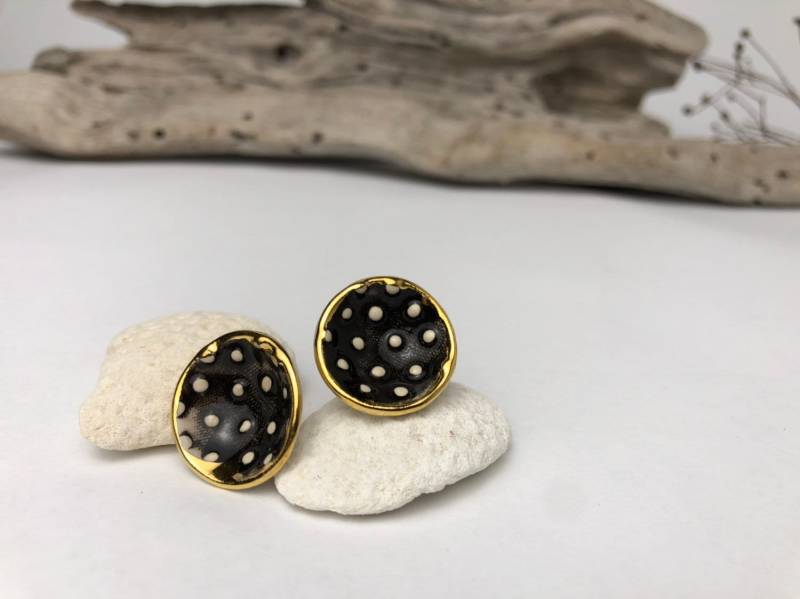 Kleine Schwarze Porzellanohrringe Mit Weißen Punkten Und Goldener Linie Kleine Schwarze Porzellanohrringe Mit Weißen Punkten Und Goldener Linie von BilyanaArtCeramic