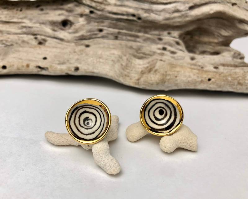 Handgefertigte Porzellanohrringe Schwarze Kreise, 22K Gold Luster Handgefertigte Porzellanohrringe Schwarze Kreise, 22K Gold Luster von BilyanaArtCeramic