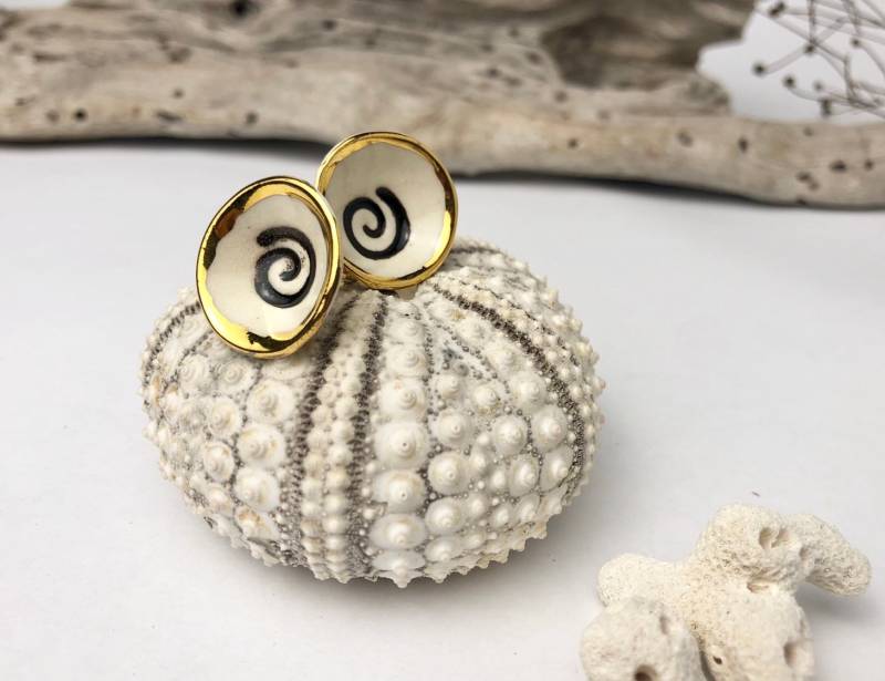 Handgemachte Porzellanohrringe Weiß Mit Schwarzer Spirale & 22K Gold Luster Handgemachte Porzellanohrringe Weiß Mit Schwarzer Spirale & 22K Gold Luster von BilyanaArtCeramic