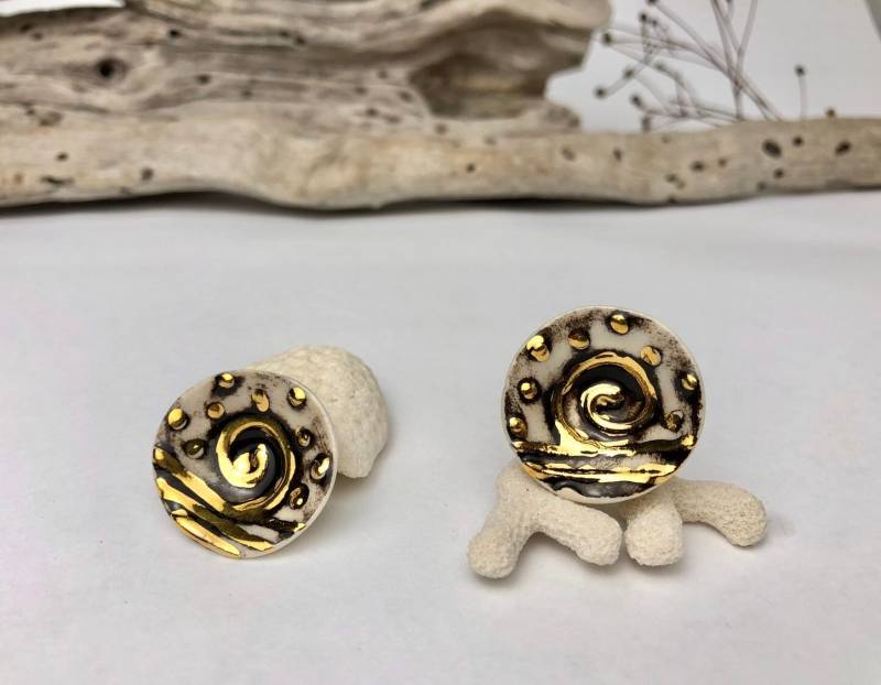 Runde Weiße Porzellan Ohrringe Mit Goldenen Spirale von BilyanaArtCeramic
