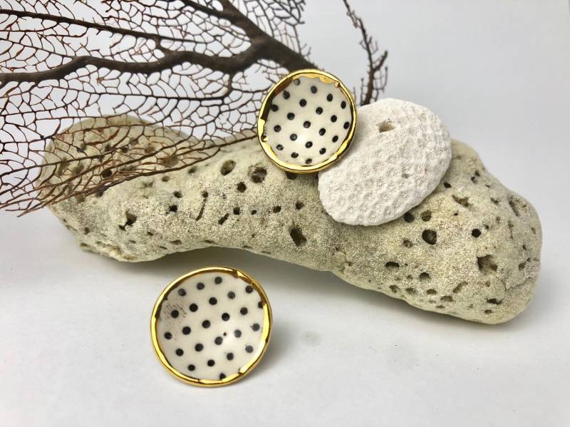 Handgefertigte Porzellanohrringe Weiß Mit Schwarzen Punkten, 22K Gold Luster Handgefertigte Porzellanohrringe Weiß Mit Schwarzen Punkten, 22K Gold Luster von BilyanaArtCeramic