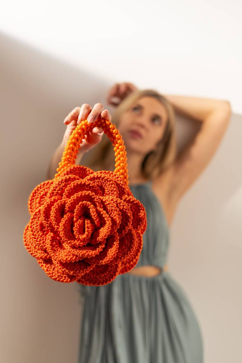 Gehäkelte Blumentasche, Handgemachtes Portemonnaie, Florale Eleganz Kleine Geldbörse, Handgemachte Häkeltasche Mit Perlenakzenten, Luxus-Abendtasche von BilykStudio