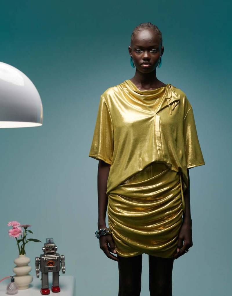 BIMBA Y LOLA - Cropped Oberteil in Metallic-Olivgrün mit gebundenem Schulterdetail und asymmetrischem Design, Kombiteil von Bimba Y Lola