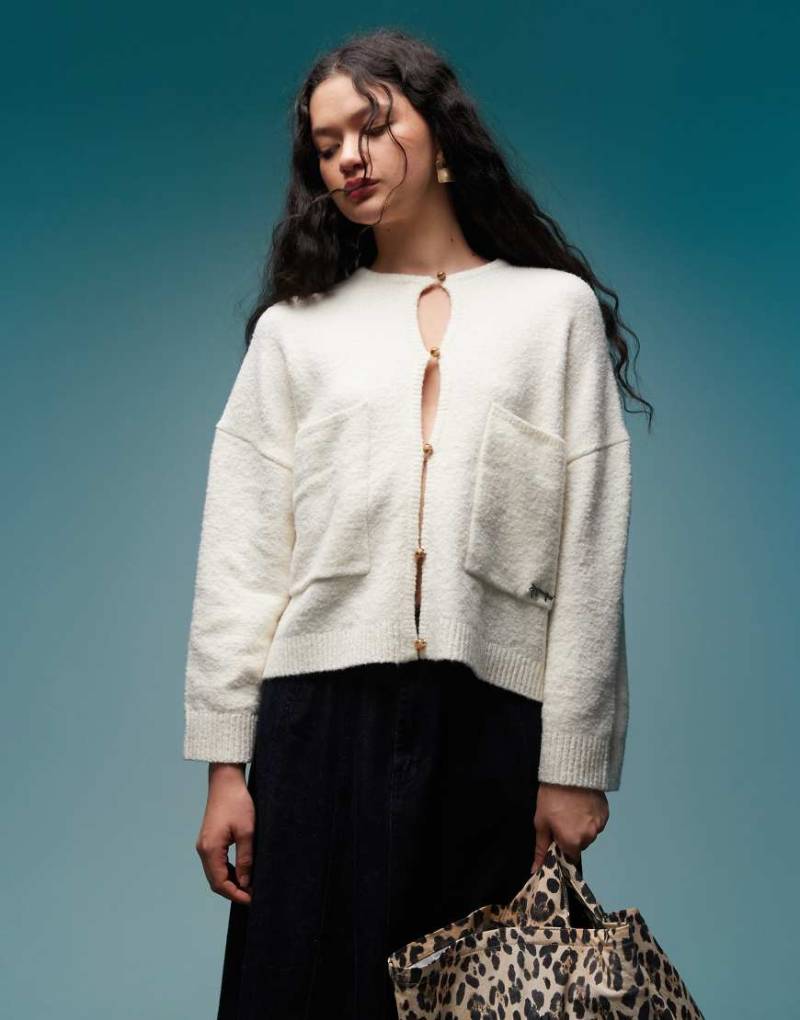 BIMBA Y LOLA - Cropped Strickjacke in Elfenbein mit Knopfleiste-Weiß von Bimba Y Lola