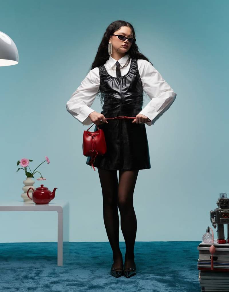 BIMBA Y LOLA - Gerafftes Minikleid aus schwarzem Kunstleder von Bimba Y Lola
