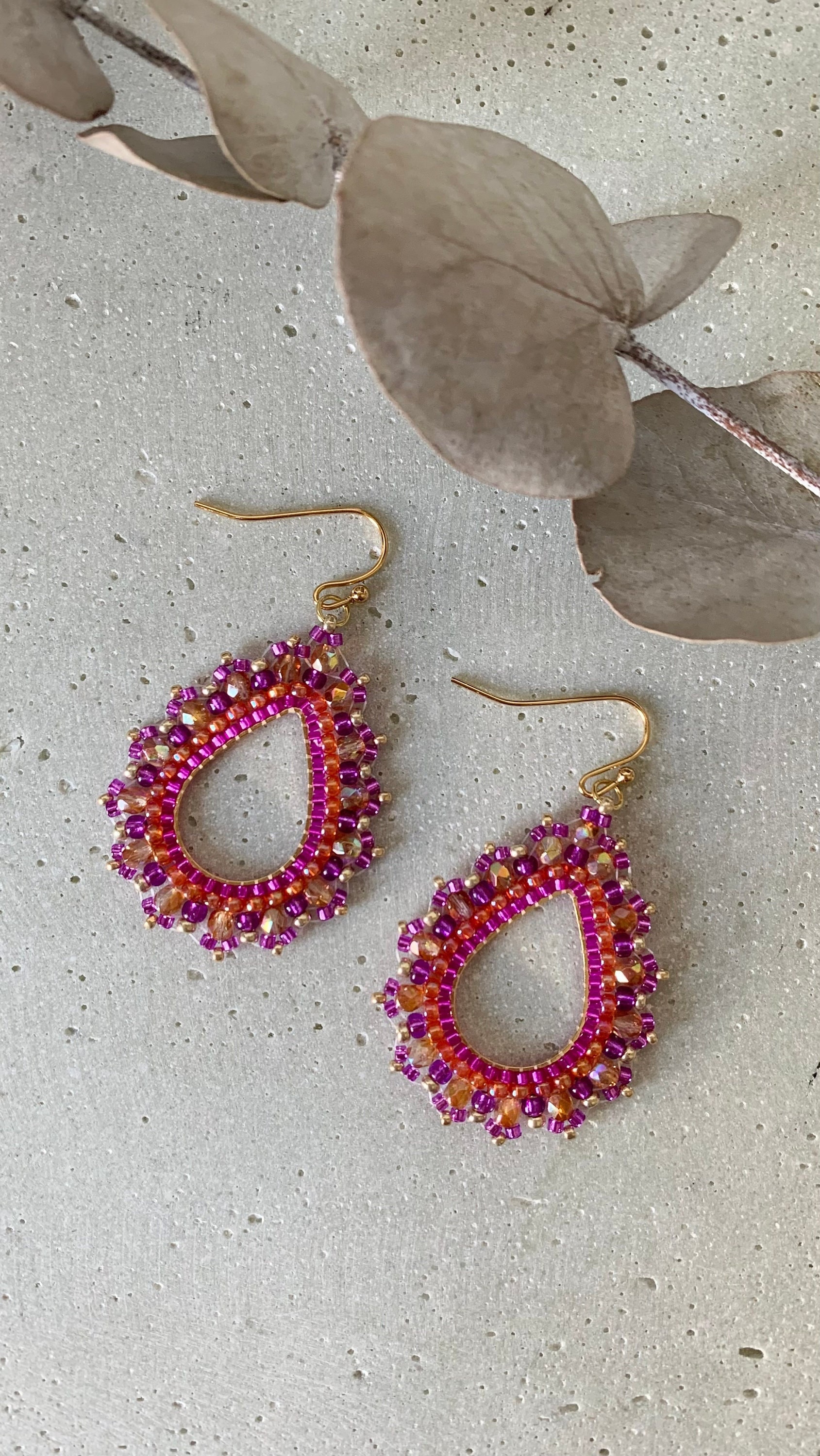Dalia | Boho-Ohrringe Tropfenform Gold, Pink, Orange, Violett Dalia | Boho-Ohrringe Tropfenform Gold, Pink, Orange, Violett von BinaExclusiveDesign