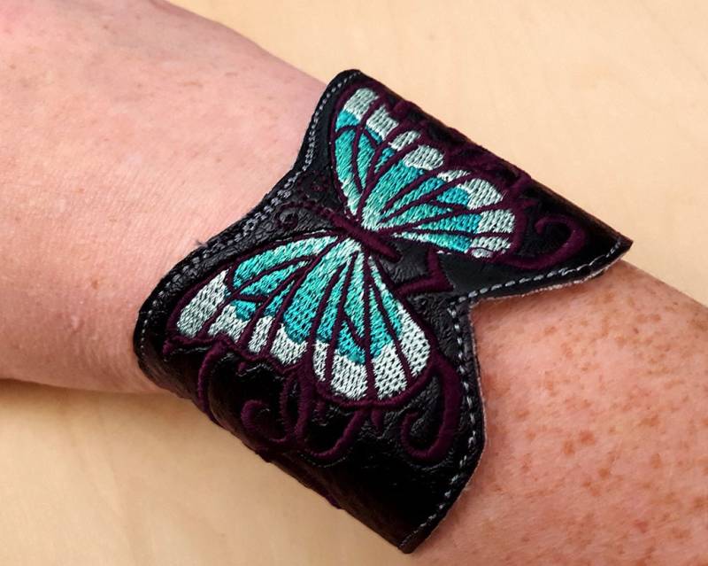 Blaue Schmetterling Bestickt Vinyl-Armreif Blaue Schmetterling Bestickt Vinyl-Armreif von BinaryGoddess