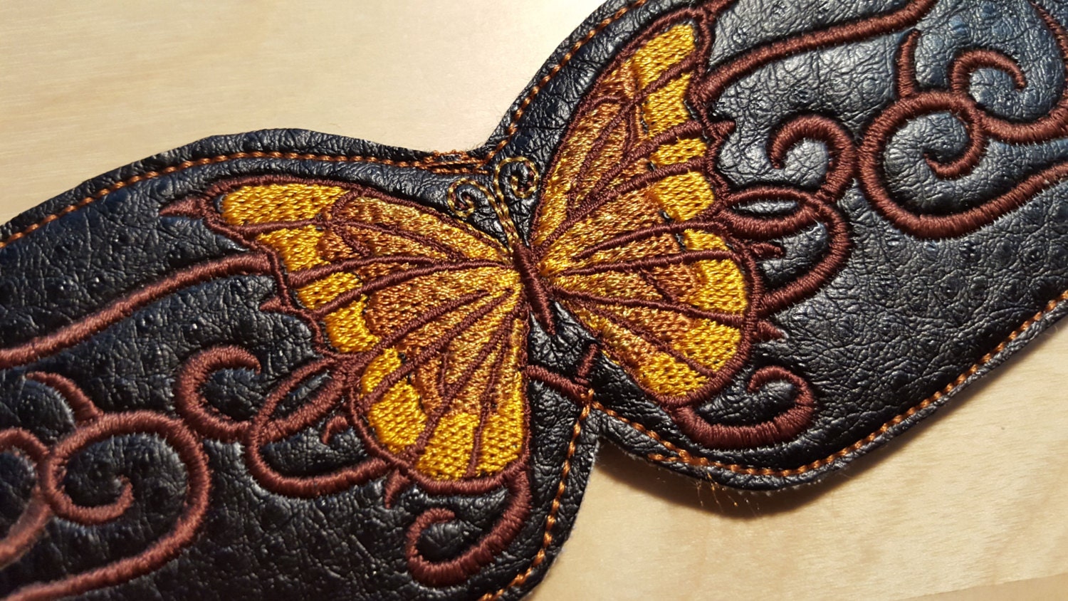 Gold Schmetterling Bestickt Vinyl-Armreif Gold Schmetterling Bestickt Vinyl-Armreif von BinaryGoddess