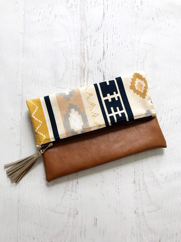 Azteken Print Canvas & Braune Kunstleder Foldover Clutch - Geschenk Für Sie, Geburtstag, Jubiläum, Brautjungfer Azteken Print Canvas & Braune Kunstleder Foldover Clutch - Geschenk Für Sie, Geburtstag, Jubiläum, Brautjungfer von BindhiAndBrutus
