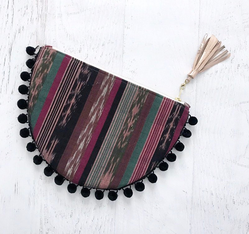 Circular Hand-Woven Guatemala Ikat Magenta, Black & Teal Pom-Clutch-Geschenk Für Sie, Geburtstag, Jubiläum, Bridesmaid, Sommer Circular Hand-Woven Guatemala Ikat Magenta, Black & Teal Pom-Clutch-Geschenk Für Sie, Geburtstag, Jubiläum, Bridesmaid, Sommer von BindhiAndBrutus