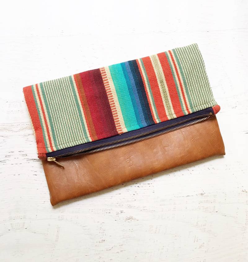 El Paso Stripe & Brown Faux Leder Foldover Clutch-Geschenk Für Sie, Geburtstag, Jubiläum, Bridesmaid El Paso Stripe & Brown Faux Leder Foldover Clutch-Geschenk Für Sie, Geburtstag, Jubiläum, Bridesmaid von BindhiAndBrutus