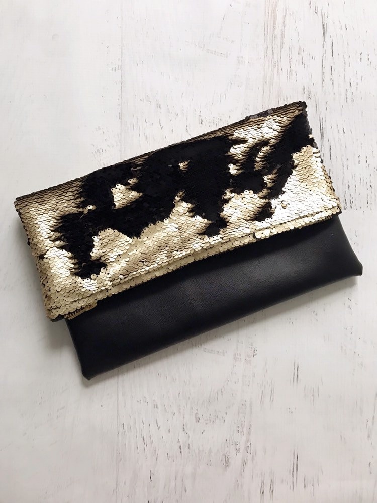 Gold Und Schwarz Pailletten & Kunstleder Foldover Clutch - Geschenk Für Sie, Geburtstag, Jubiläum, Brautjungfer Gold Und Schwarz Pailletten & Kunstleder Foldover Clutch - Geschenk Für Sie, Geburtstag, Jubiläum, Brautjungfer von BindhiAndBrutus