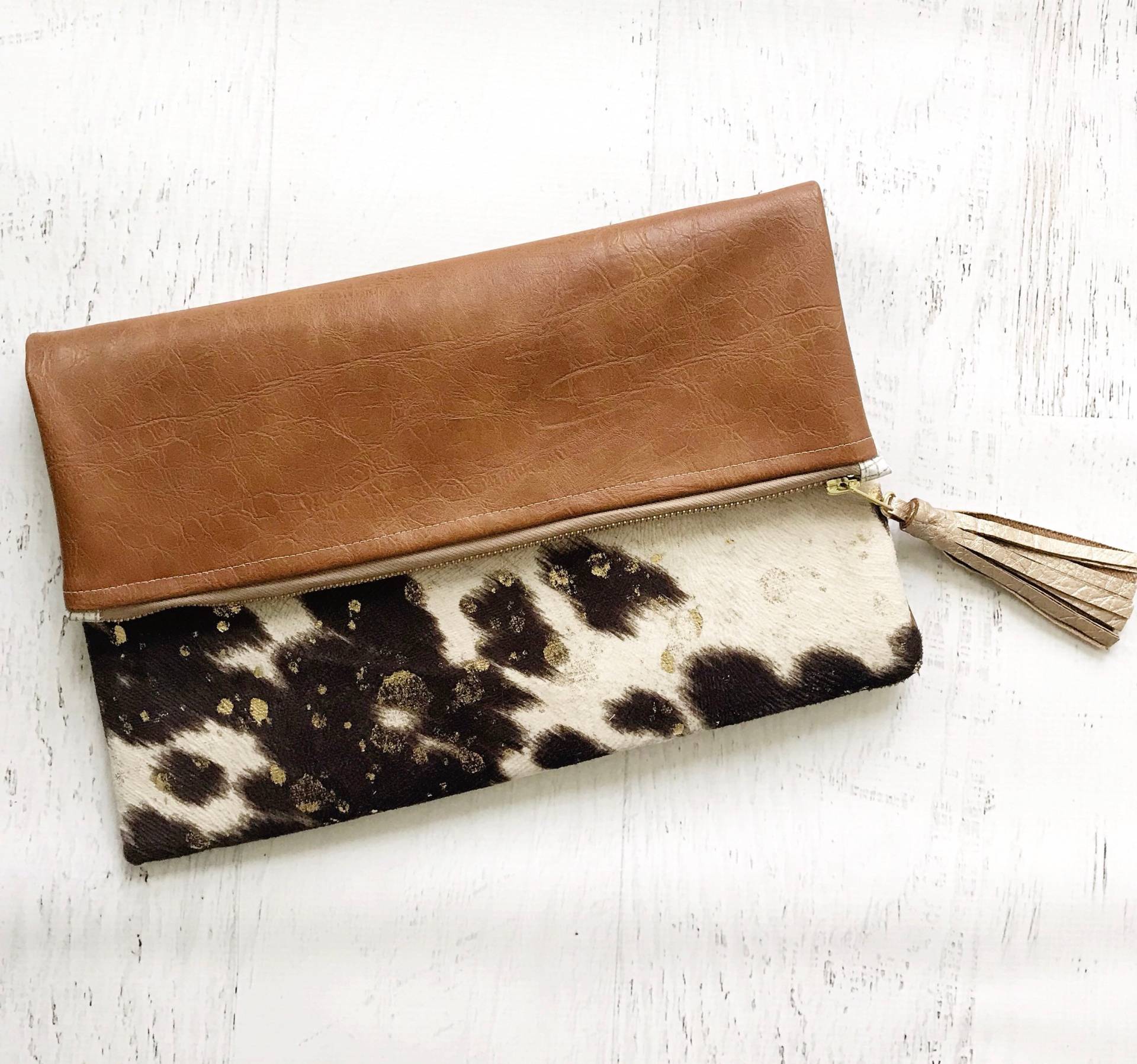 Kälberhaare Mit Metallic-Splittern & Brauner Kunstleder Foldover Clutch - Geschenk Für Sie, Geburtstag, Jahrestag, Brautjungfer Kälberhaare Mit Metallic-Splittern & Brauner Kunstleder Foldover Clutch - Geschenk Für Sie, Geburtstag, Jahrestag, Brautjungfer von BindhiAndBrutus