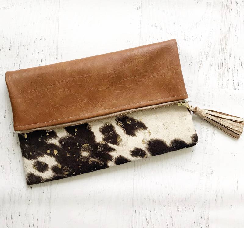 Kälberhaare Mit Metallic-Splittern & Brauner Kunstleder Foldover Clutch - Geschenk Für Sie, Geburtstag, Jahrestag, Brautjungfer Kälberhaare Mit Metallic-Splittern & Brauner Kunstleder Foldover Clutch - Geschenk Für Sie, Geburtstag, Jahrestag, Brautjungfer von BindhiAndBrutus