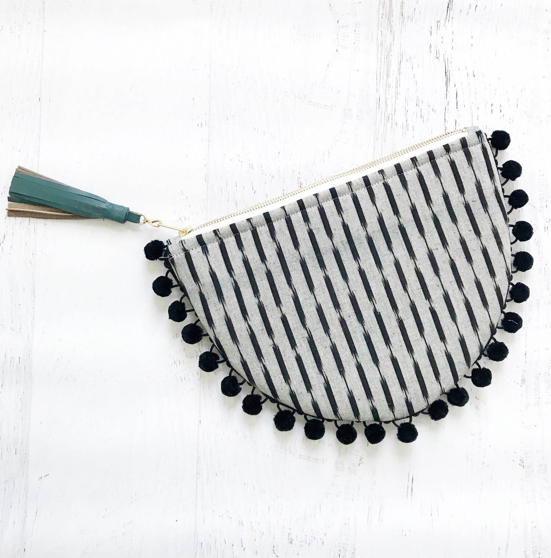 Kreisförmige Gewebt Ikat Weiß & Schwarz Pom-Pom Clutch - Geschenk Für Sie, Geburtstag, Jubiläum, Brautjungfer, Sommer Kreisförmige Gewebt Ikat Weiß & Schwarz Pom-Pom Clutch - Geschenk Für Sie, Geburtstag, Jubiläum, Brautjungfer, Sommer von BindhiAndBrutus
