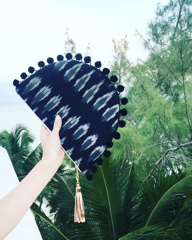 Kreisförmige Gewebt Ikat Weiß & Schwarz Pom-Pom Clutch - Geschenk Für Sie, Geburtstag, Jubiläum, Brautjungfer, Sommer Kreisförmige Gewebt Ikat Weiß & Schwarz Pom-Pom Clutch - Geschenk Für Sie, Geburtstag, Jubiläum, Brautjungfer, Sommer von BindhiAndBrutus