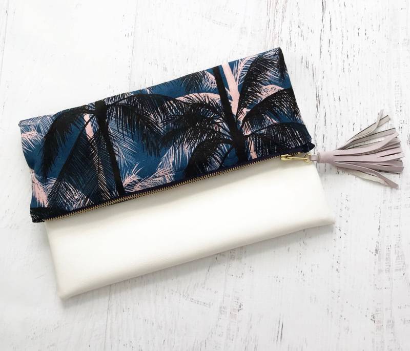 Miami Heat Palme & Weiß Faux Leder Foldover Clutch - Geschenk Für Sie, Geburtstag, Jahrestag, Brautjungfer Miami Heat Palme & Weiß Faux Leder Foldover Clutch - Geschenk Für Sie, Geburtstag, Jahrestag, Brautjungfer von BindhiAndBrutus