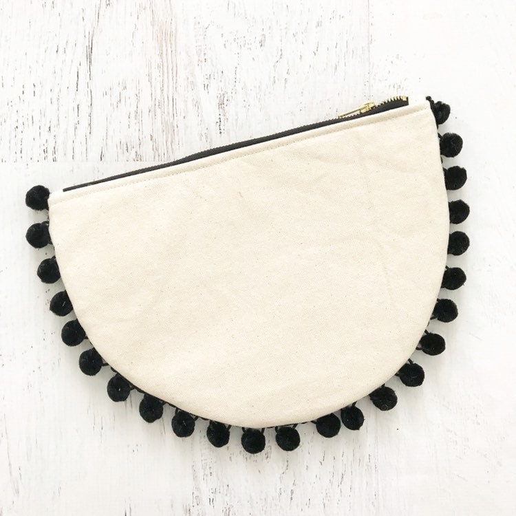 Rundumrundung Leinwand & Black Pom-Clutch-Geschenk Für Sie, Geburtstag, Jubiläum, Bridesmaid, Sommer Rundumrundung Leinwand & Black Pom-Clutch-Geschenk Für Sie, Geburtstag, Jubiläum, Bridesmaid, Sommer von BindhiAndBrutus