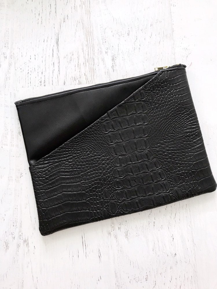 Schwarze Kunstleder Clutch/Beutel Mit Fronttasche - Geschenk Für Sie, Geburtstag, Jubiläum, Brautjungfer Schwarze Kunstleder Clutch/Beutel Mit Fronttasche - Geschenk Für Sie, Geburtstag, Jubiläum, Brautjungfer von BindhiAndBrutus