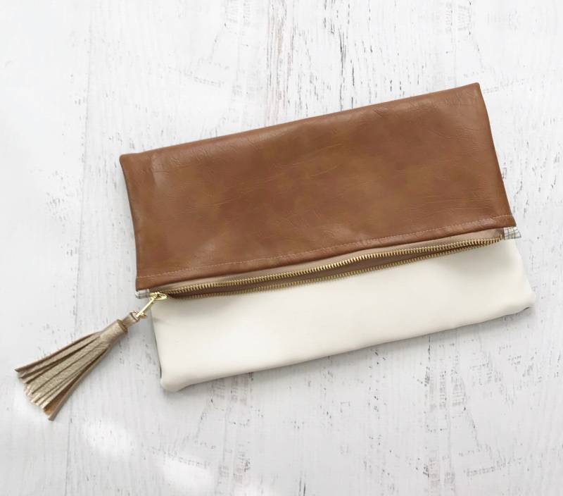 Weiß & Braun Kunstleder Reversible Foldover Clutch - Geschenk Für Sie, Geburtstag, Jahrestag, Brautjungfer Weiß & Braun Kunstleder Reversible Foldover Clutch - Geschenk Für Sie, Geburtstag, Jahrestag, Brautjungfer von BindhiAndBrutus