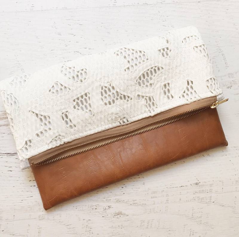 White Lace & Brown Faux Leder Foldover Clutch - Geschenk Für Sie, Geburtstag, Jahrestag, Brautjungfer White Lace & Brown Faux Leder Foldover Clutch - Geschenk Für Sie, Geburtstag, Jahrestag, Brautjungfer von BindhiAndBrutus