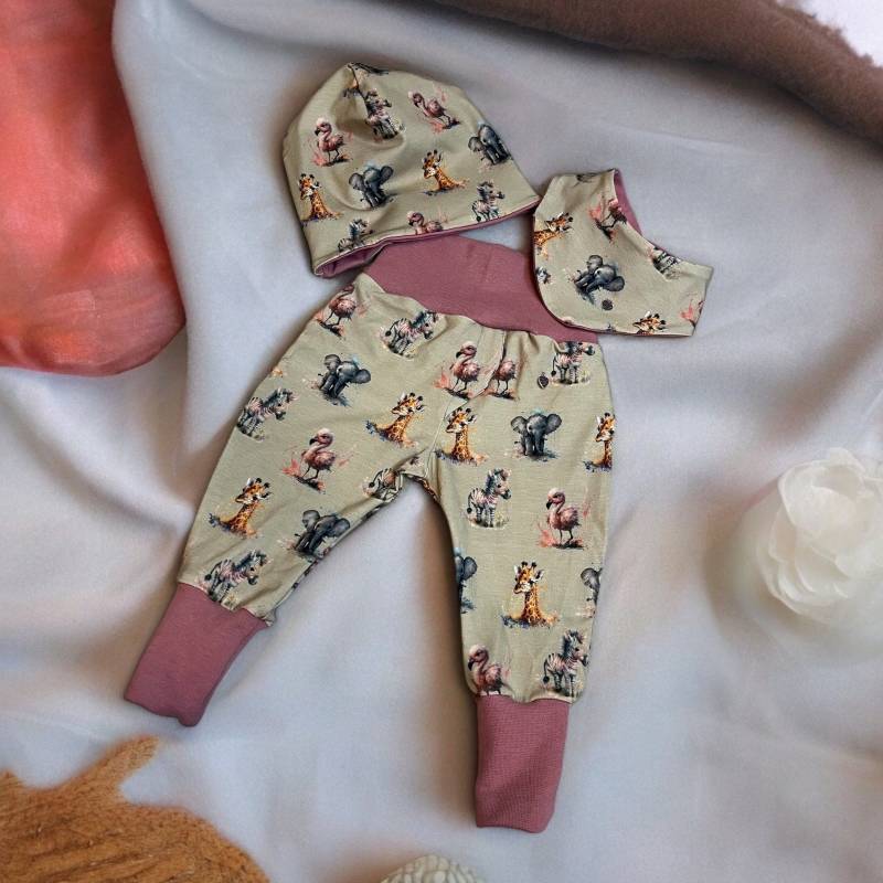 Geschenkset Baby Mädchen Babytiere Geschenk Geburt Pumphose Giraffe Halstuch Set Mit Hose Und Zebra Flamingo Beige von BinesWunderladen