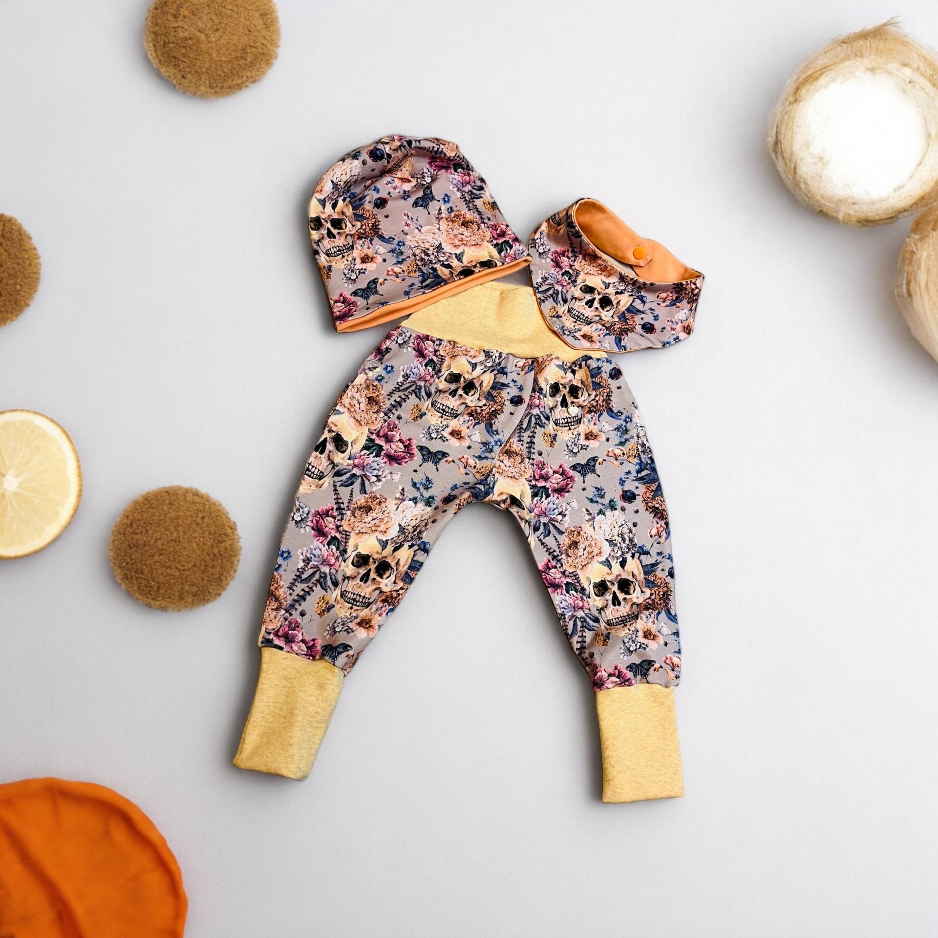 Geschenkset Baby Mädchen Sugarskulls Geschenk Geburt Pumphose Totenköpfe Halstuch Set Mit Hose Und Cool Pfirsich Grau von BinesWunderladen