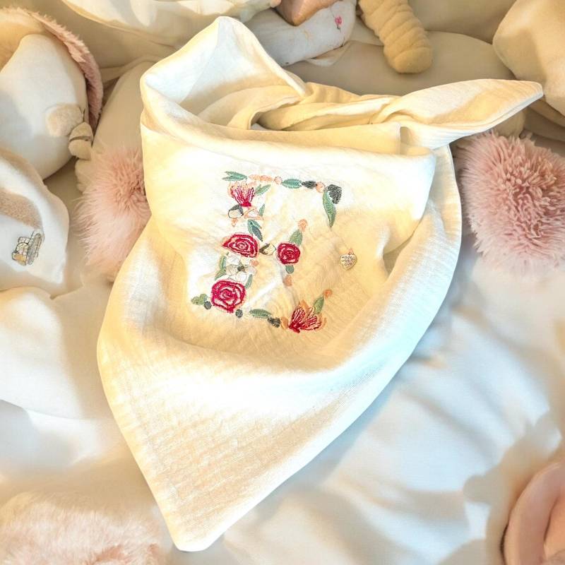 Halstuch Musselin Personalisiert Anfangsbuchstabe I Florale Schrift Gestickt Dreieckstuch Geschenk Zur Geburt von BinesWunderladen