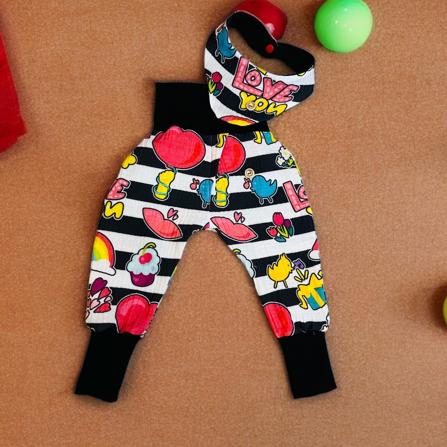 Set Baby Hose Halstuch Musselin Comic Sticker Kleidung Blockstreifen Sommerkleidung Pumphose Babyhose Unisex von BinesWunderladen