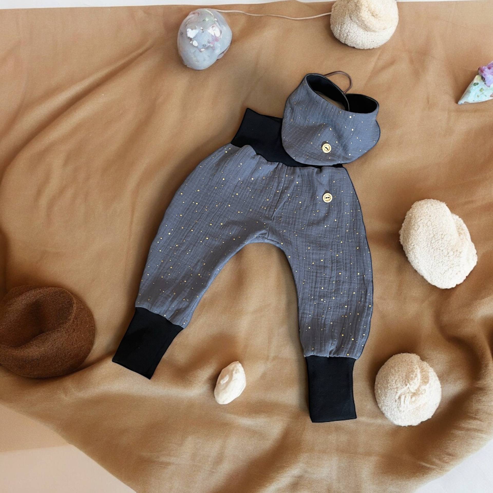 Set Baby Hose Halstuch Musselin Dunkelgrau Kleidung Sommerkleidung Pumphose Gold Babyhose Sommer von BinesWunderladen