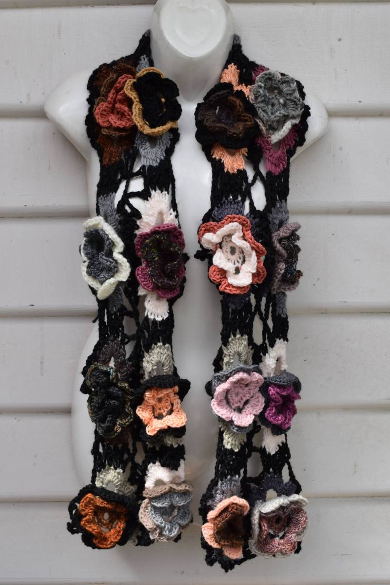 Schal, Mini Wrap, Bunt, Blumig, Ooak, Häkelschal, Handgemacht, Blumenschal Schal, Mini Wrap, Bunt, Blumig, Ooak, Häkelschal, Handgemacht, Blumenschal von BinnieKnits