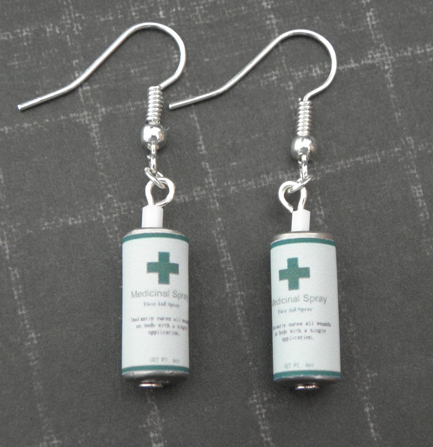 Resident Evil Erste Hilfe Spray Ohrringe - Videospiel Schmuck Biohazard Inspirierte Geschenke Zombie Apocalypse Resident Evil Erste Hilfe Spray Ohrringe - Videospiel Schmuck Biohazard Inspirierte Geschenke Zombie Apocalypse von BiohazardCandy