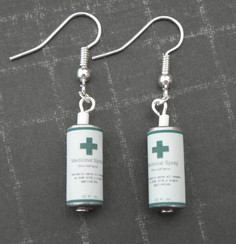 Resident Evil Erste Hilfe Spray Ohrringe - Videospiel Schmuck Biohazard Inspirierte Geschenke Zombie Apocalypse Resident Evil Erste Hilfe Spray Ohrringe - Videospiel Schmuck Biohazard Inspirierte Geschenke Zombie Apocalypse von BiohazardCandy