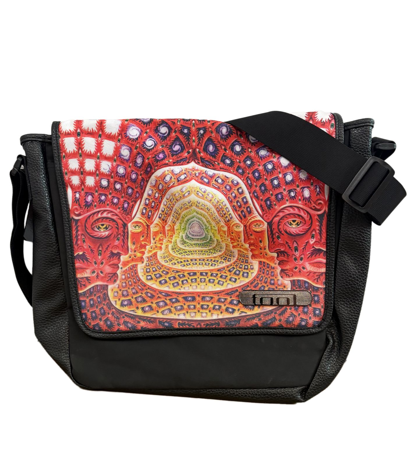 Tool Metal-Band Umhänge-Tasche Messengerbag stylische Laptop-Tasche Fan-Artikel 38 x 31 x 10 cm MB108193TOL0 Schwarz/Bunt Tool Metal-Band Umhänge-Tasche Messengerbag stylische Laptop-Tasche Fan-Artikel 38 x 31 x 10 cm MB108193TOL0 Schwarz/Bunt von BioworldMerch