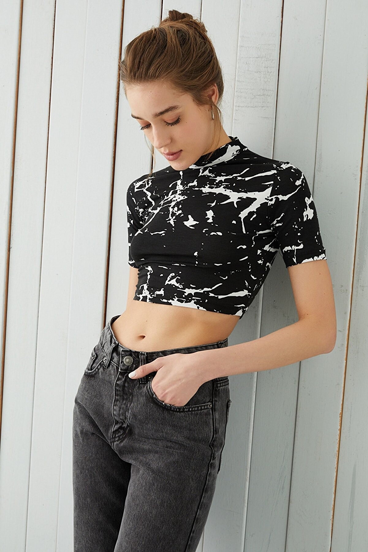 Weißes Marmor-Druck-High-Neck-Crop-Top, Lycra, Rollkragen-Sommerbluse, Trendy Black & White Top, Damenbekleidung, Casual Bluse, Baumwolle von Bipantolon