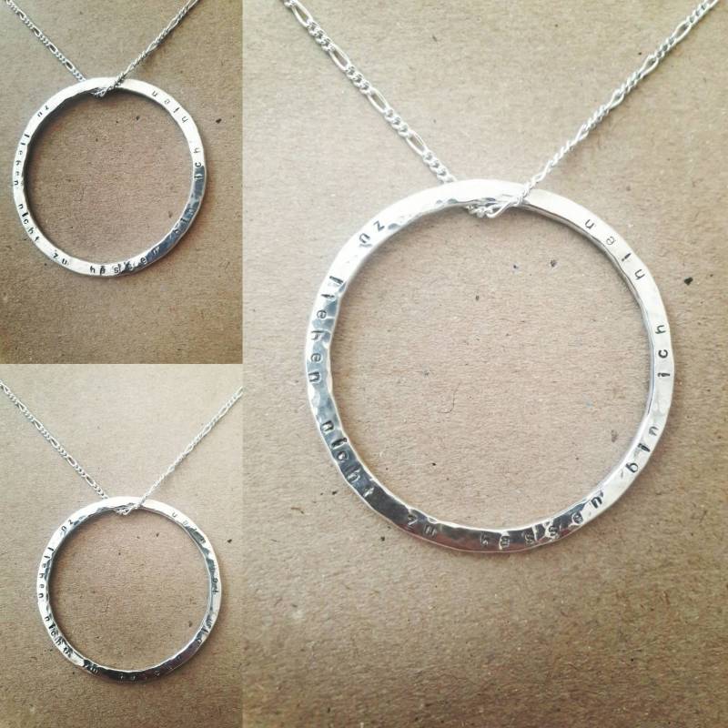 Silber Personalisierte Kreis Halskette. Groß Auf Einer Langen Kette Silber Personalisierte Kreis Halskette. Groß Auf Einer Langen Kette von BirchandBea