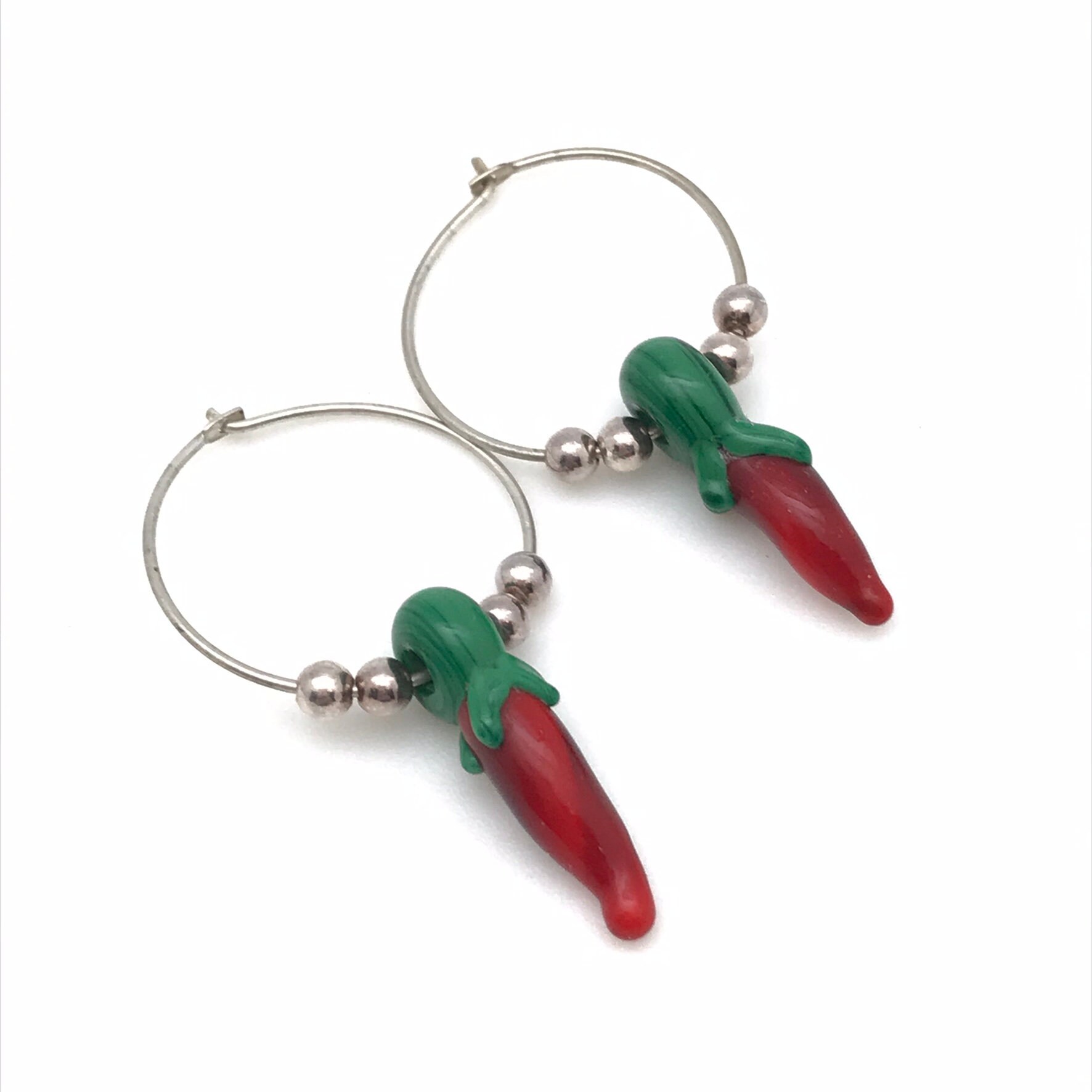 Kleine Chili-Pepper Lampwork Hoop Ohrringe Kleine Chili-Pepper Lampwork Hoop Ohrringe von BirdAndAves
